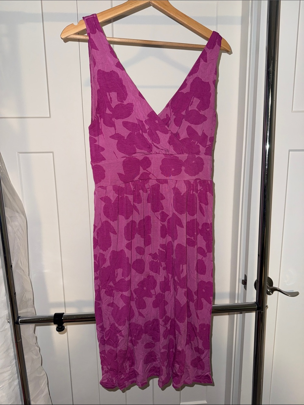 Women’s Floral V-Neck Sleeveless Dress in Magenta
